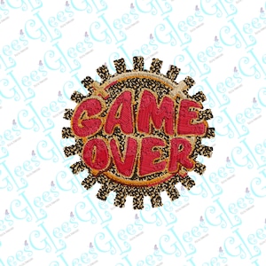 以下が含まれることがあります： 「GAME OVER」という文字がレトロな太字で刺繍されたパッチ。赤い文字と金色の背景です。