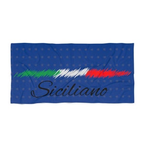 Peut inclure: Une serviette de plage bleue avec un motif de drapeau italien stylisé et le mot "Siciliano" en écriture noire.