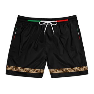 Badshorts i italiensk design för män: Medellånga strandkläder med italiensk flagga