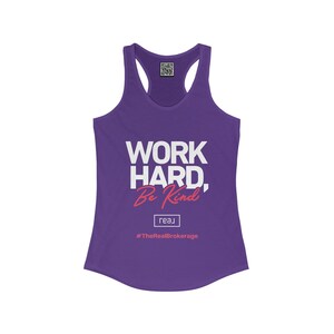Pode incluir: Camisola de alças roxa com o texto "WORK HARD, Be Kind" em branco e "real" e "#TheRealBrokerage" em rosa.