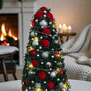 Handgefertigte Tischplatte Weihnachtsbaum. Red & Silver Ornament Baum mit LED-Leuchten. Urlaub Herzstück Dekor. Festliche Weihnacht Tischdekoration.