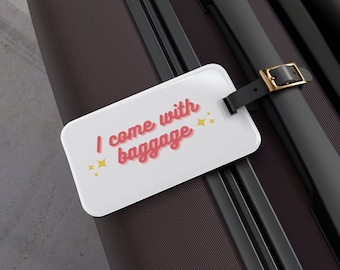 Vengo con il bagaglio - Divertente etichetta per bagaglio per damigelle d'onore, etichetta per bagaglio meme, regalo per gli amici
