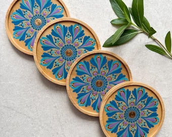 Set di sottobicchieri in bambù dipinti a mano - Sottobicchieri Mandala blu e viola - Decorazione da tavola Boho - Regalo unico per lei o per la casa