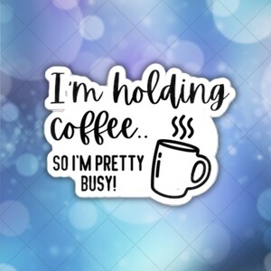 Je suis en train de tenir un café donc je suis assez occupé Sticker intérieur/extérieur en vinyle découpé pour votre MacBook ThinkPad Ordinateur portable Bouteille d'eau Cahier
