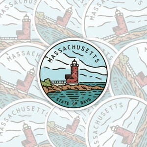 以下が含まれることがあります： 岩の多い海岸に灯台が描かれた青と白のイラストが施された丸いステッカー。ステッカーには、黒い輪郭で囲まれた白い円の中に「マサチューセッツ州ベイ州」と書かれています。