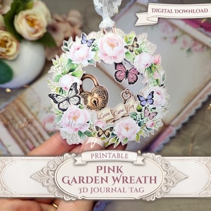 Puede incluir: Una etiqueta imprimible de diario 3D con forma de corona de jardín rosa, con un diseño floral de rosas rosas y mariposas. La etiqueta incluye un candado decorativo, una llave y las palabras "Love Care Joy".