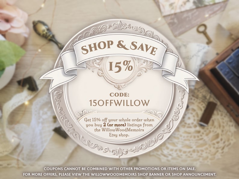 K&ouml;nnte beinhalten: Eine wei&szlig;e und goldene kreisf&ouml;rmige Grafik mit einem Banner, auf dem "SHOP & SAVE 15%" steht. Der Code "150FFWILLOW" wird unter dem Banner angezeigt. Der Text "Erhalten Sie 15% Rabatt auf Ihre gesamte Bestellung, wenn Sie 2 (oder mehr) Artikel aus dem Etsy-Shop WillowWoodMemoirs kaufen." steht unter dem Code.