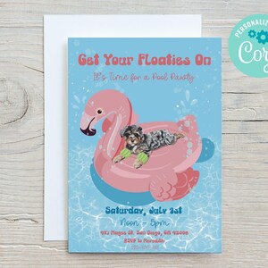 Op de afbeelding: Blauwe uitnodigingskaart met een roze flamingo-drijver en een hond. De tekst luidt "Get Your Floaties On" en "It's Time for a Pool Pawty". De kaart bevat ook de datum, tijd en locatie.