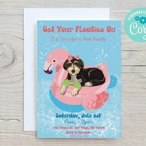 Op de afbeelding: Een uitnodiging voor een feestje met een roze flamingo-opblaasboot en een hond met een roze strik en groene zwembandjes. De uitnodiging luidt "Get Your Floaties On" en bevat evenementdetails: datum, tijd en locatie.
