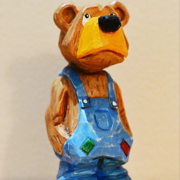 Hölzerne niedliche Bär Statue. Hergestellt aus verschiedenen Harthölzern. Stehende Pose.Bär Figur, Kunst Schnitzarbeit, Holz Kunst Figur