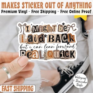 Naklejka „Mogę być wyluzowany, ale mogę się szybko pochylić do przodu”, zabawna naklejka z sarkastycznym cytatem, estetyczna naklejka winylowa z kolażem