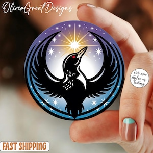 Op de afbeelding: Een ronde, zwart-witte afbeelding met een vogelontwerp, een heldere gele zonnestraal en sterren tegen een paarse en blauwe achtergrond. De tekst "Oliver Great Designs" staat bovenaan. De tekst "Pick more styles in listing" staat in een witte cirkel. De tekst "FAST SHIPPING" staat onderaan.