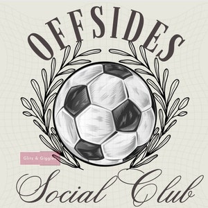 Op de afbeelding: Een zwart-wit illustratie van een voetbal, omringd door een lauwerkrans. De woorden "OFFSIDES" en "Social Club" staan boven en onder de bal in een donkerbruin lettertype. De achtergrond is lichtbeige.