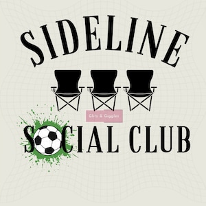 Puede incluir: Diseño gráfico con las palabras "SIDELINE SOCIAL CLUB" en negro, con tres sillas plegables negras y un balón de fútbol sobre una salpicadura verde. El texto "Glitz & Gigglez" está en un rectángulo rosa.