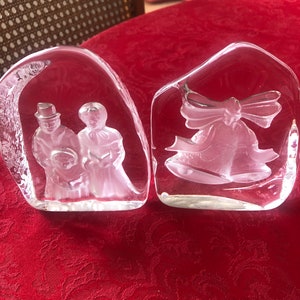 Cristal d’ Arques Bas Relief Carolers and Christmas Bell 1999 France 24% Lead Crystal. Set of 2