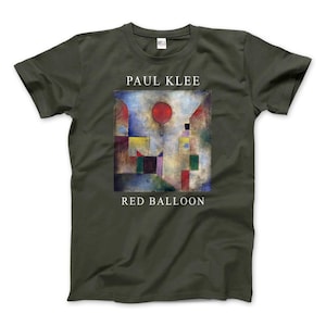 Puede incluir: Camiseta verde oliva oscuro con una colorida impresión de arte abstracto de un globo rojo. El texto "PAUL KLEE" está encima de la obra de arte, y "RED BALLOON" debajo. La camiseta es de cuello redondo.