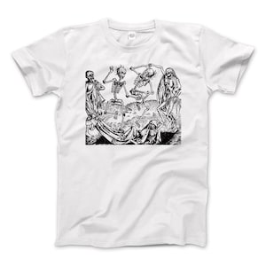 Puede incluir: Camiseta blanca con una ilustración en blanco y negro de esqueletos bailando. El gráfico muestra varios esqueletos en diferentes poses, algunos de pie y otros reclinados, en un estilo gótico detallado. La camiseta está hecha de tela blanca suave.