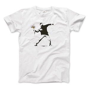 Puede incluir: Una camiseta blanca con un estampado gráfico negro y amarillo de una persona lanzando un ramo de flores.