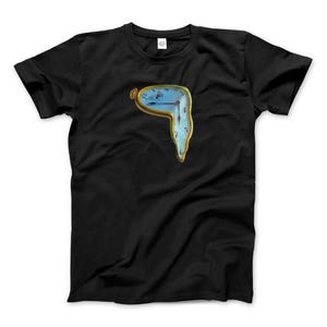 Puede incluir: Camiseta negra con un gráfico de un reloj derritiéndose, una obra surrealista de Salvador Dalí.