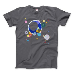 Puede incluir: Una camiseta gris oscuro con un diseño abstracto colorido que presenta un círculo azul grande rodeado de círculos más pequeños en varios colores.