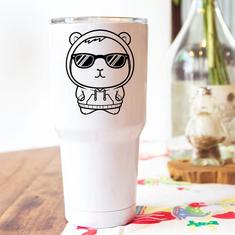 Puede incluir: Taza de viaje de acero inoxidable blanca con una ilustraci&oacute;n de dibujos animados en blanco y negro de un oso con gafas de sol y una sudadera con capucha.