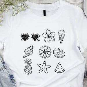 Pu&ograve; includere: T-shirt bianca con illustrazioni nere di icone estive. Il design include occhiali da sole a forma di cuore, un fiore, un gelato, una conchiglia, una fetta d'arancia, una conchiglia a spirale, un ananas, una stella marina e una fetta di anguria.