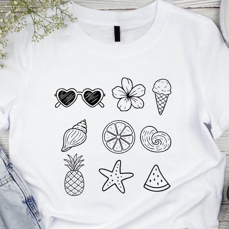 Pu&ograve; includere: T-shirt bianca con illustrazioni nere di icone estive. Il design include occhiali da sole a forma di cuore, un fiore, un gelato, una conchiglia, una fetta d'arancia, una conchiglia a spirale, un ananas, una stella marina e una fetta di anguria.