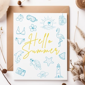 Pu&ograve; includere: Una cartolina bianca con illustrazioni blu e gialle a tema estivo, tra cui un bikini, occhiali da sole e un fenicottero. Le parole "Hello Summer" sono scritte in giallo. La cartolina &egrave; posta su una busta marrone.