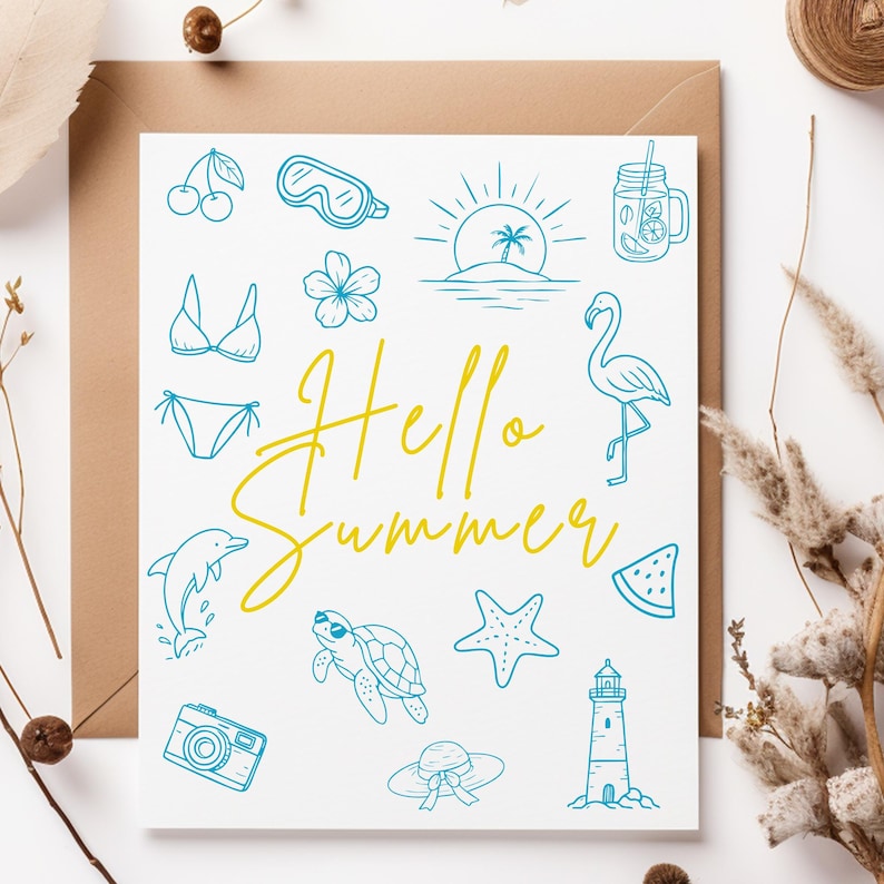 Pu&ograve; includere: Una cartolina bianca con illustrazioni blu e gialle a tema estivo, tra cui un bikini, occhiali da sole e un fenicottero. Le parole "Hello Summer" sono scritte in giallo. La cartolina &egrave; posta su una busta marrone.