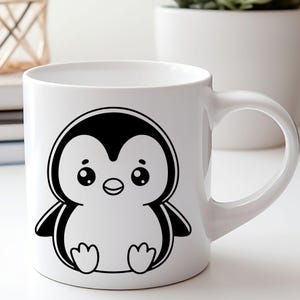 K&ouml;nnte beinhalten: Wei&szlig;e Keramiktasse mit einem schwarz-wei&szlig;en Cartoon-Pinguin-Design. Der Pinguin hat gro&szlig;e Augen und einen l&auml;chelnden Ausdruck. Die Tasse hat einen gebogenen Griff und ist f&uuml;r hei&szlig;e oder kalte Getr&auml;nke geeignet.