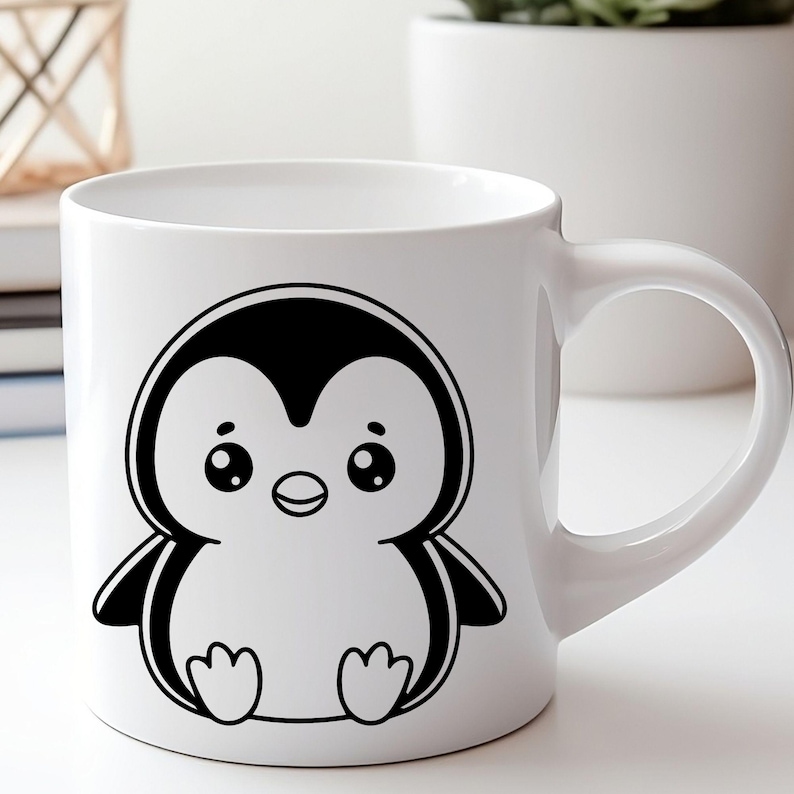 K&ouml;nnte beinhalten: Wei&szlig;e Keramiktasse mit einem schwarz-wei&szlig;en Cartoon-Pinguin-Design. Der Pinguin hat gro&szlig;e Augen und einen l&auml;chelnden Ausdruck. Die Tasse hat einen gebogenen Griff und ist f&uuml;r hei&szlig;e oder kalte Getr&auml;nke geeignet.