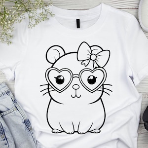 Puede incluir: Un dibujo en blanco y negro de un h&aacute;mster de dibujos animados con gafas en forma de coraz&oacute;n y un lazo. El h&aacute;mster est&aacute; sentado en una camiseta blanca.