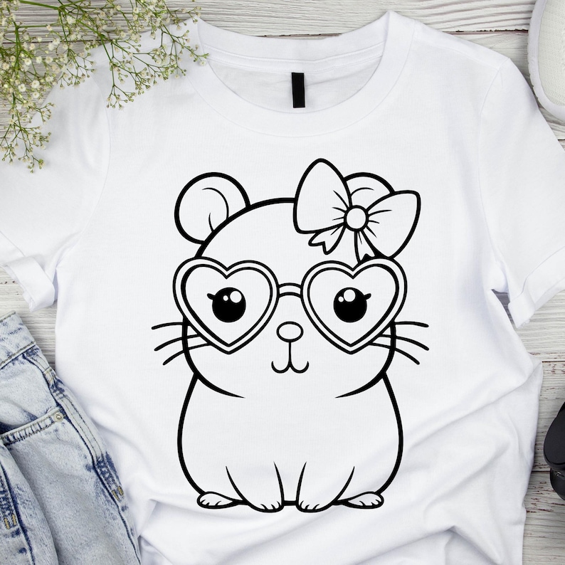 Puede incluir: Un dibujo en blanco y negro de un h&aacute;mster de dibujos animados con gafas en forma de coraz&oacute;n y un lazo. El h&aacute;mster est&aacute; sentado en una camiseta blanca.