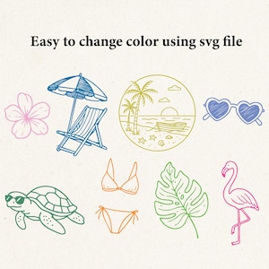 Pu&ograve; includere: Una collezione di illustrazioni colorate a tema spiaggia, tra cui una sedia a sdraio, occhiali da sole, una tartaruga, un fenicottero e un bikini. &Egrave; incluso anche il testo "Easy to change color using svg file".
