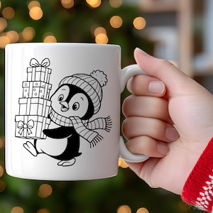 K&ouml;nnte beinhalten: Wei&szlig;e Keramik-Tasse mit einem schwarz-wei&szlig;en Cartoon-Pinguin, der eine M&uuml;tze und einen Schal tr&auml;gt und Geschenke tr&auml;gt. Die Tasse hat einen wei&szlig;en Henkel und wird von einer Person gehalten.