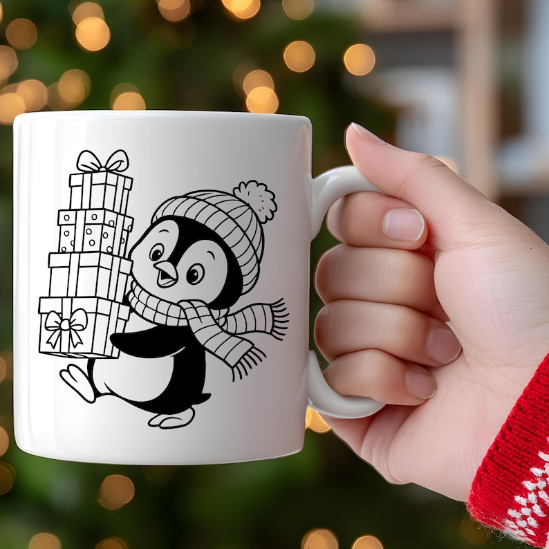 K&ouml;nnte beinhalten: Wei&szlig;e Keramik-Tasse mit einem schwarz-wei&szlig;en Cartoon-Pinguin, der eine M&uuml;tze und einen Schal tr&auml;gt und Geschenke tr&auml;gt. Die Tasse hat einen wei&szlig;en Henkel und wird von einer Person gehalten.