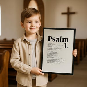 Peut inclure: Impression encadrée en noir avec le mot "Psalm" et le chiffre "1" en gras. Le texte du Psaume 1 est imprimé en dessous. Le fond est blanc cassé.