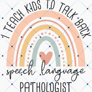Op de afbeelding: Een regenboogkleurige illustratie met de tekst "I teach kids to talk back speech language pathologist" in zwarte tekst.