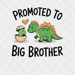 Könnte beinhalten: Cartoon-Illustration mit dem Text „Zum großen Bruder befördert“. Das Bild zeigt zwei grüne Dinosaurier, von denen einer aus einem Ei schlüpft und der andere in der Nähe steht. Ein orangefarbenes Herz befindet sich über den Dinosauriern.