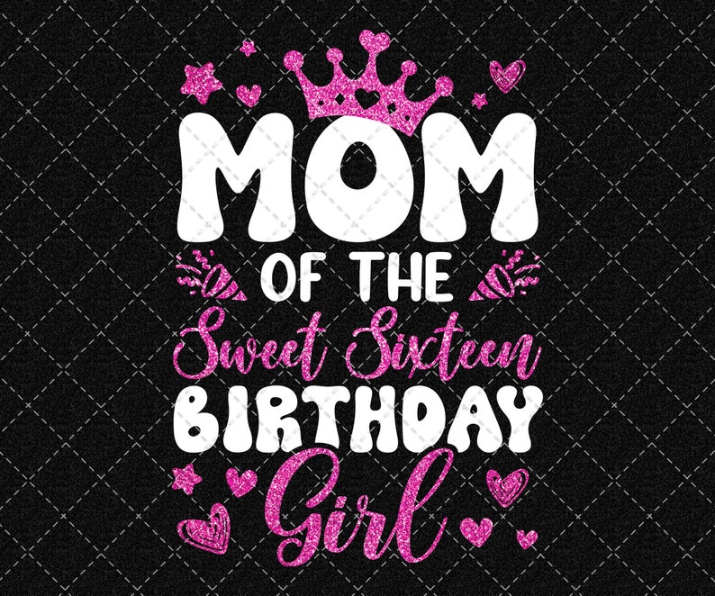 K&ouml;nnte beinhalten: Schwarzer Hintergrund mit einem Rautenmuster mit dem Text "MOM OF THE Sweet Sixteen BIRTHDAY Girl" in Wei&szlig; und rosa Glitzer. Eine rosa Glitzerkrone und Herzen befinden sich &uuml;ber und unter dem Text.