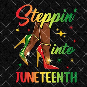 Peut inclure: Conception graphique avec le texte "Steppin' into Juneteenth" en couleurs arc-en-ciel. Le design présente une paire de talons hauts avec des brides de cheville dorées et des accents rouges et verts.
