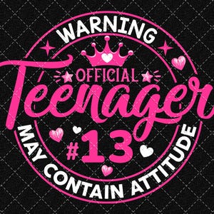 Könnte beinhalten: Rosa-weiße Grafik auf schwarzem Hintergrund. Der Text lautet „WARNING OFFICIAL TEENAGER MAY CONTAIN ATTITUDE #13“. Das Design umfasst Herzen, Sterne und eine Krone.