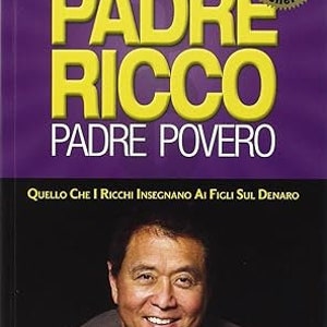 Può includere: Copertina del libro con il titolo "PADRE RICCO PADRE POVERO" in lettere gialle su sfondo viola. Il nome dell'autore, Robert T. Kiyosaki, è in basso. Un adesivo "Best Seller" è nell'angolo in alto a destra.