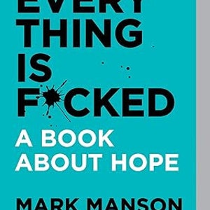 以下が含まれることがあります： ターコイズブルーの背景に黒い文字で「Everything is F*cked: A Book About Hope」と書いてある本の表紙。マーク・マンソン著。ニューヨーク・タイムズ紙のベストセラー「The Subtle Art of Not Giving a F*ck」の著者でもある。