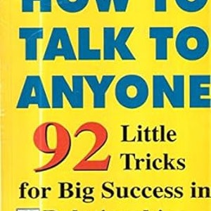 以下が含まれることがあります： 青い文字で「How to Talk to Anyone」というタイトルが書かれた黄色の本の表紙。副題は「92 Little Tricks for Big Success in Relationships」です。