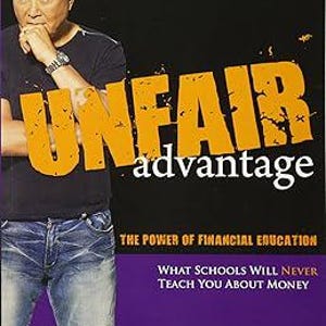 Puede incluir: Portada de libro con un título amarillo y naranja "UNFAIR advantage" con el subtítulo "THE POWER OF FINANCIAL EDUCATION" y el texto "WHAT SCHOOLS WILL NEVER TEACH YOU ABOUT MONEY" y el nombre del autor "ROBERT T. KIYOSAKI". La portada presenta a un hombre con una camisa negra y pantalones vaqueros azules.