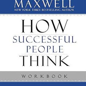 Può includere: Copertina di un libro con sfondo blu e testo bianco. Il titolo è "How Successful People Think Workbook". L'autore è John C. Maxwell, autore di best seller del New York Times. Il testo dice anche "Cambia il tuo modo di pensare, cambia la tua vita."