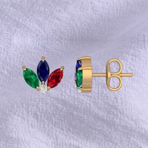 Może przedstawiać: Złote kolczyki z gromadą trzech kamieni szlachetnych w kształcie markizy w kolorze czerwonym, zielonym i niebieskim, z małym okrągłym diamentem w środku.