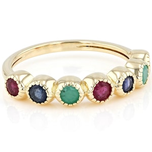 Puede incluir: Anillo de oro con una fila de siete piedras preciosas. Las piedras preciosas son rojas, azules, verdes, rojas, azules, verdes y rojas.