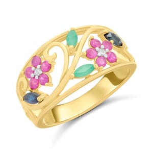 Może przedstawiać: Złoty pierścionek z kwiatowym wzorem ozdobiony różowymi, zielonymi i niebieskimi kamieniami szlachetnymi. Pierścionek ma delikatny, misterny wzór z motywem kwiatowym.